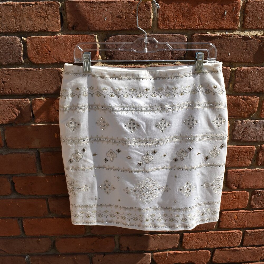 White House Black Market White Embroidered Studded Pencil Skirt Size 8